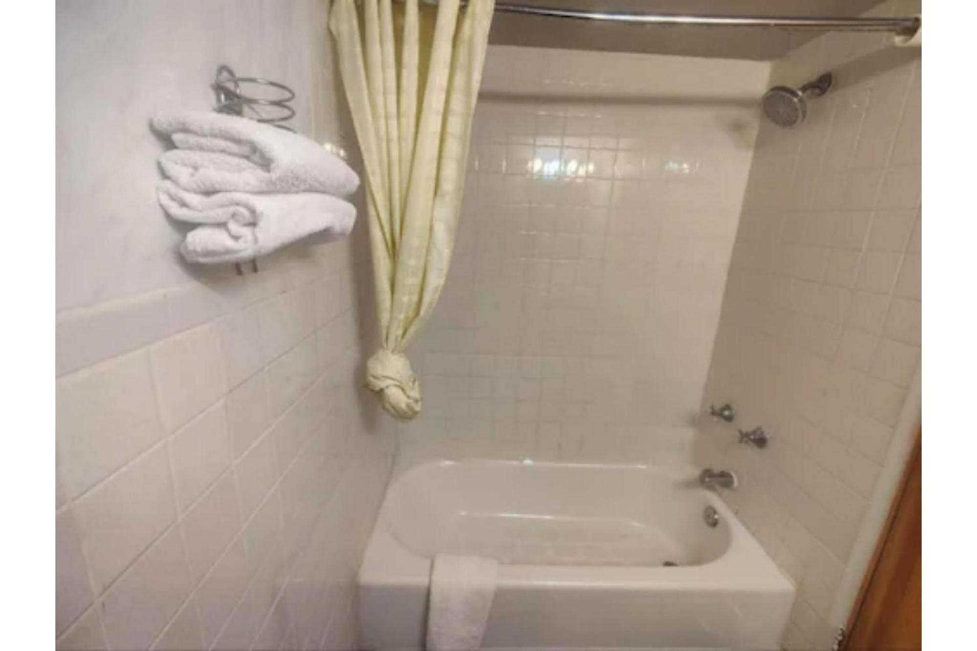 Oyo Hotel Edgebrook Chicago North Shore エクステリア 写真